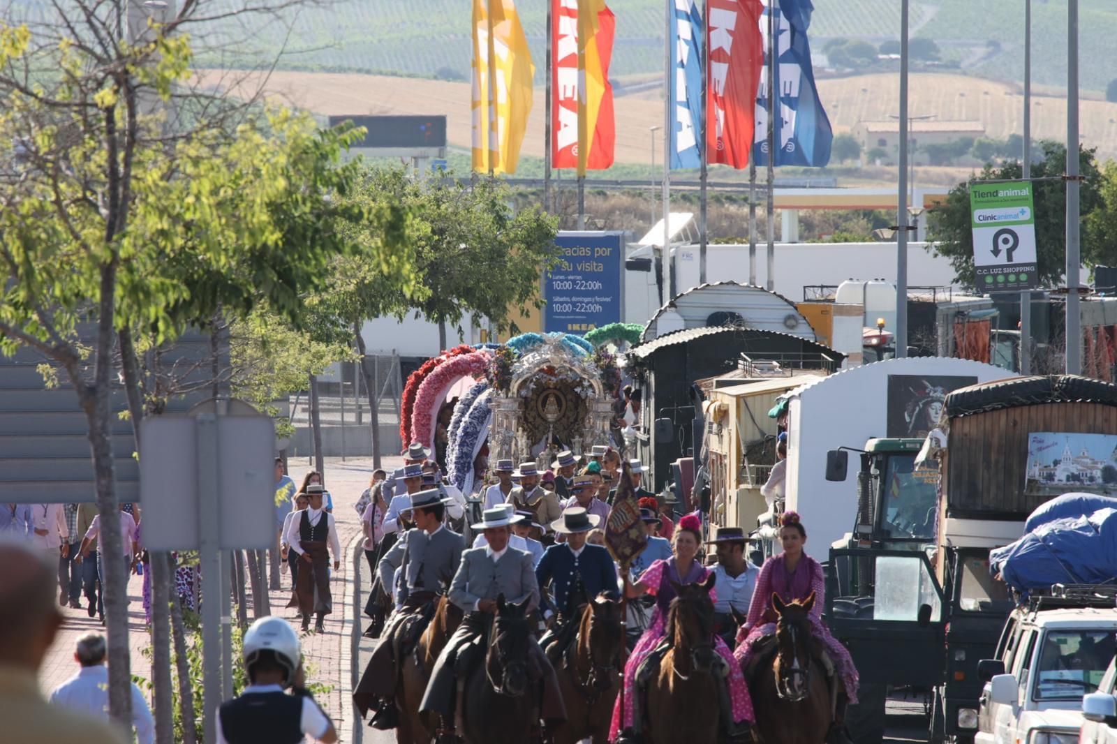 La Hermandad del Rocío de Jerez, entrando en la ciudad en su regreso