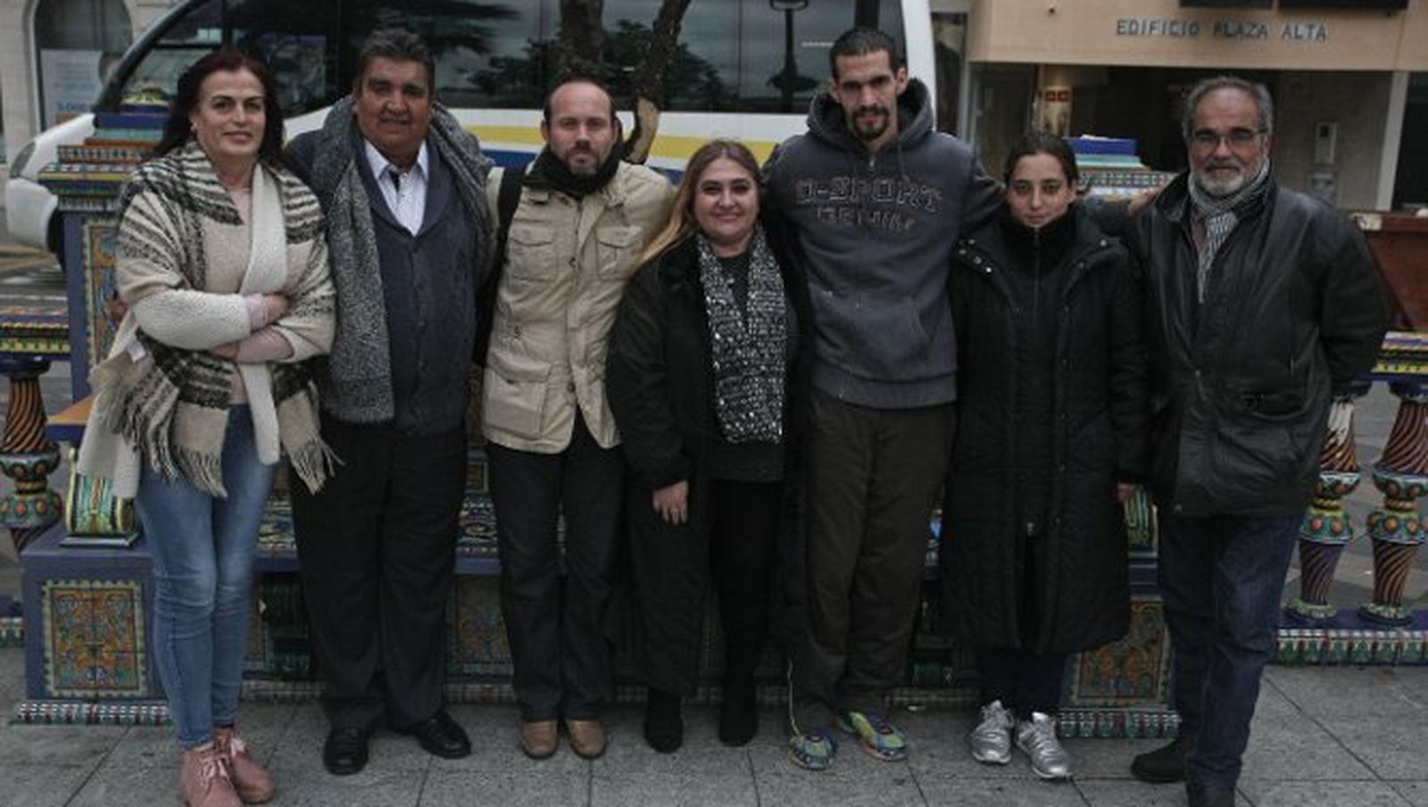 José Maldonado (segundo por la izquierda), con padres afectados y miembros de la asociación.