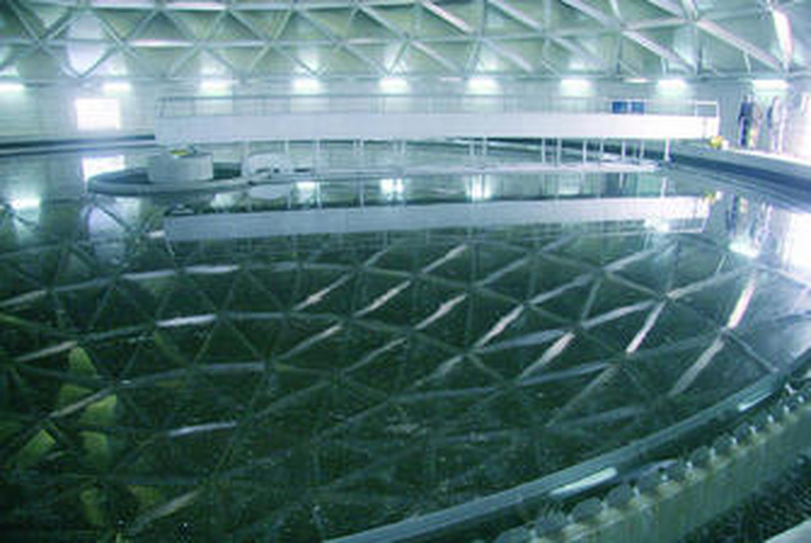 Una de las naves circulares de decantación y filtrado del agua de la nueva estación de La Ranilla.