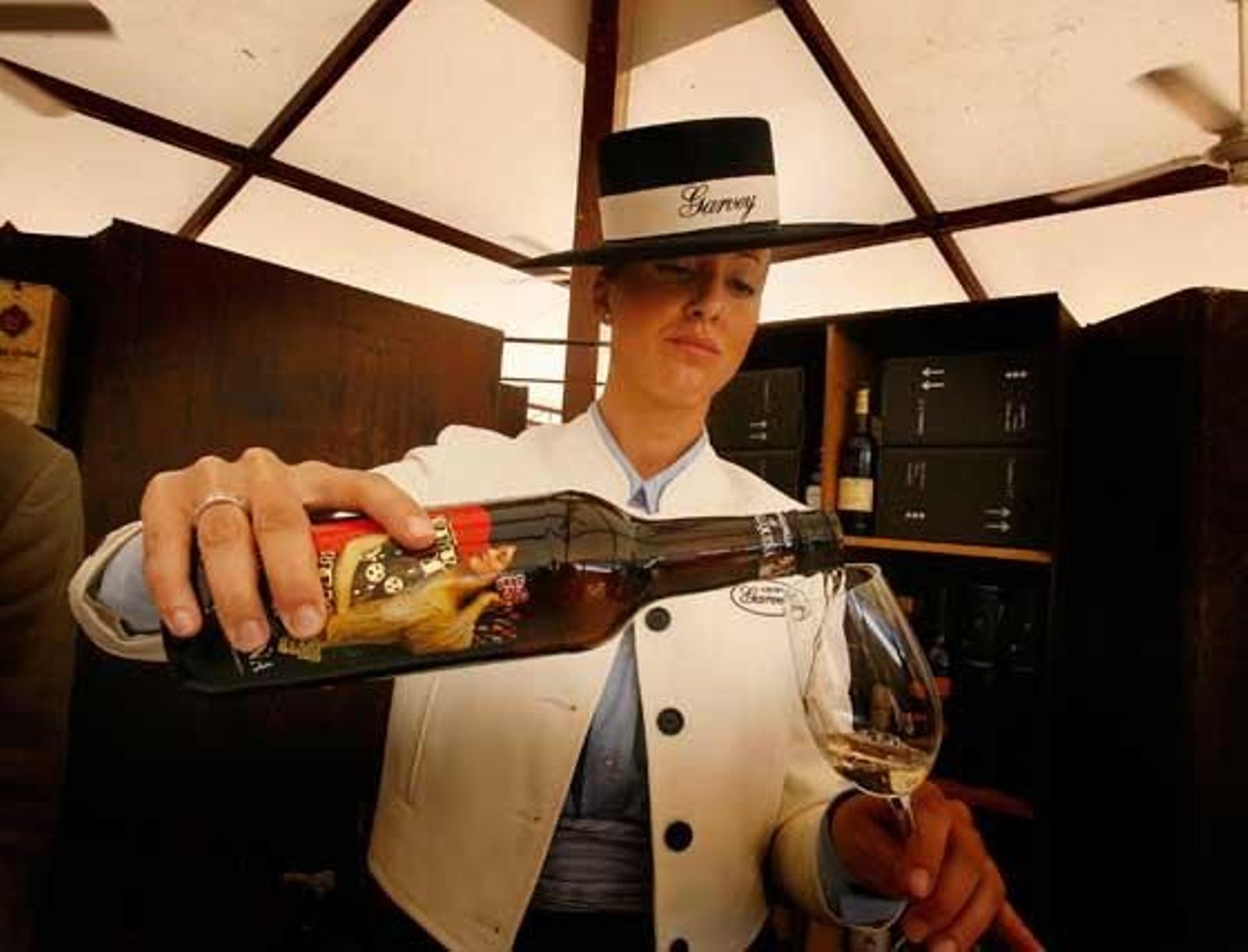 Una azafata de Garvey sirve una copa de un vino especialmente etiquetado por un diseñador.

Foto: Pascual