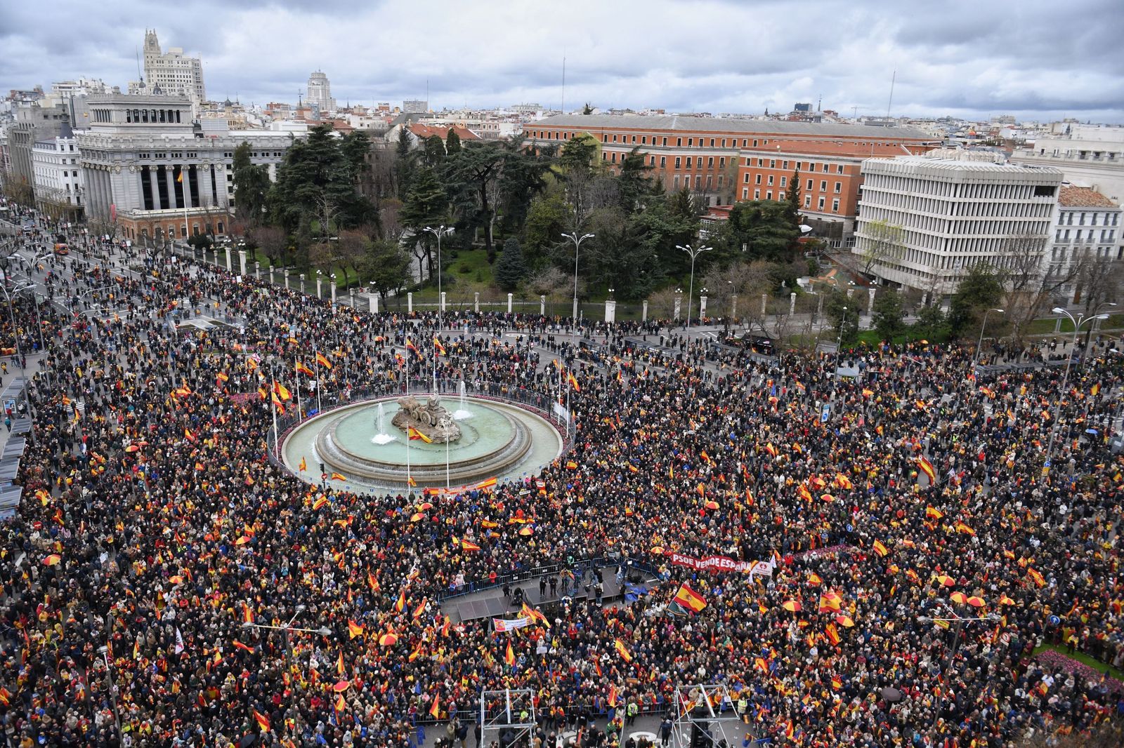 Miles de personas salen a la calle de nuevo para protestar por la amnistía y pedir la dimisión de Sánchez