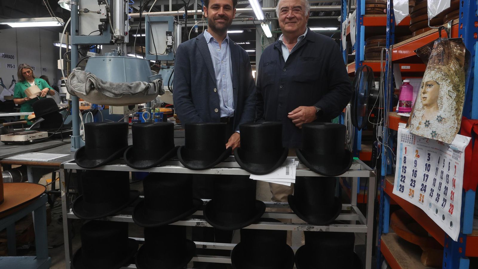 Abraham Mazuecos y Enrique Fernández en la fábrica de la sombrerería.