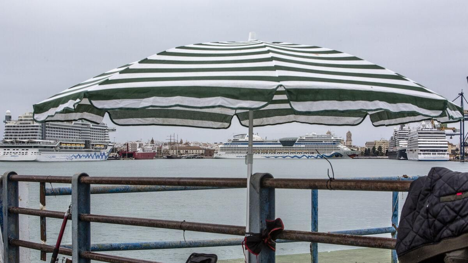 Varios cruceros atracados en el Muelle de Cádiz en una imagen de archivo