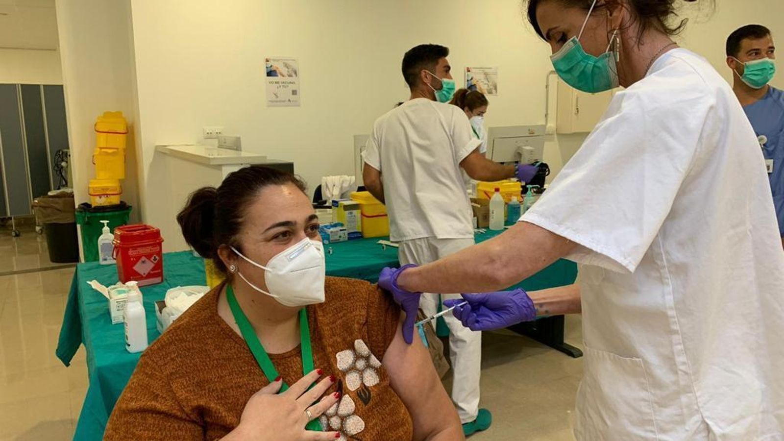 La celadora Virginia, la segunda profesional del Clínico en recibir la vacuna.