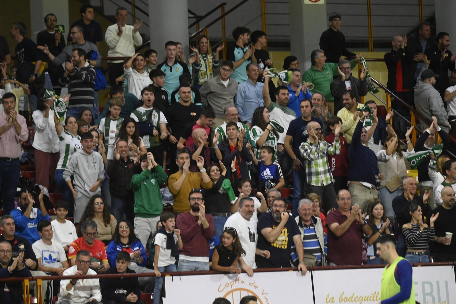 Las mejores fotos del ambiente en Vista Alegre para el Córdoba Futsal - Barça