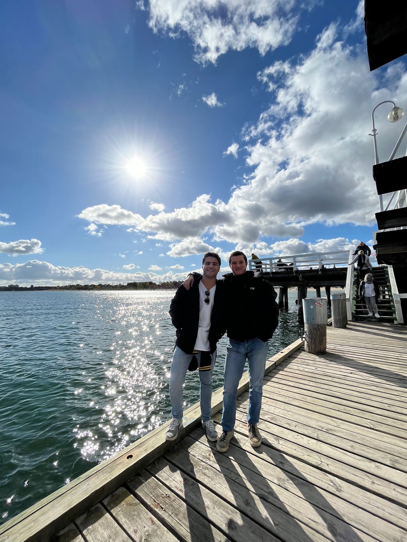 Juan de Dios Molina (dcha.), estudiante de la Universidad Loyola, junto a su compañero Juan Rodríguez-Millán en Polonia.