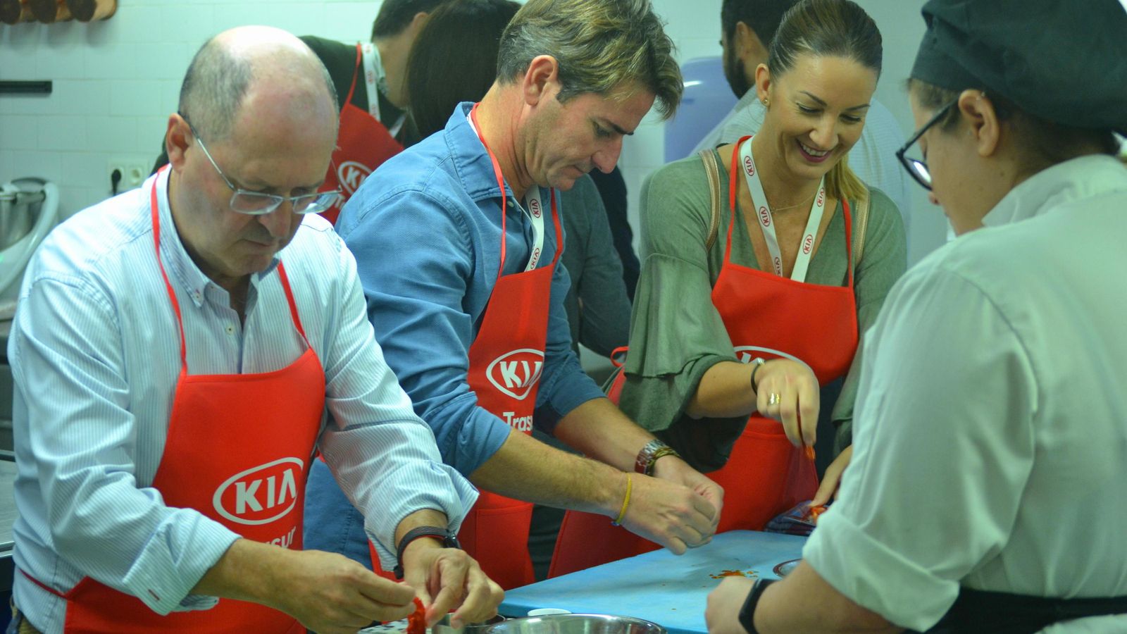 Varios de los clientes, en las cocinas del restaurante.