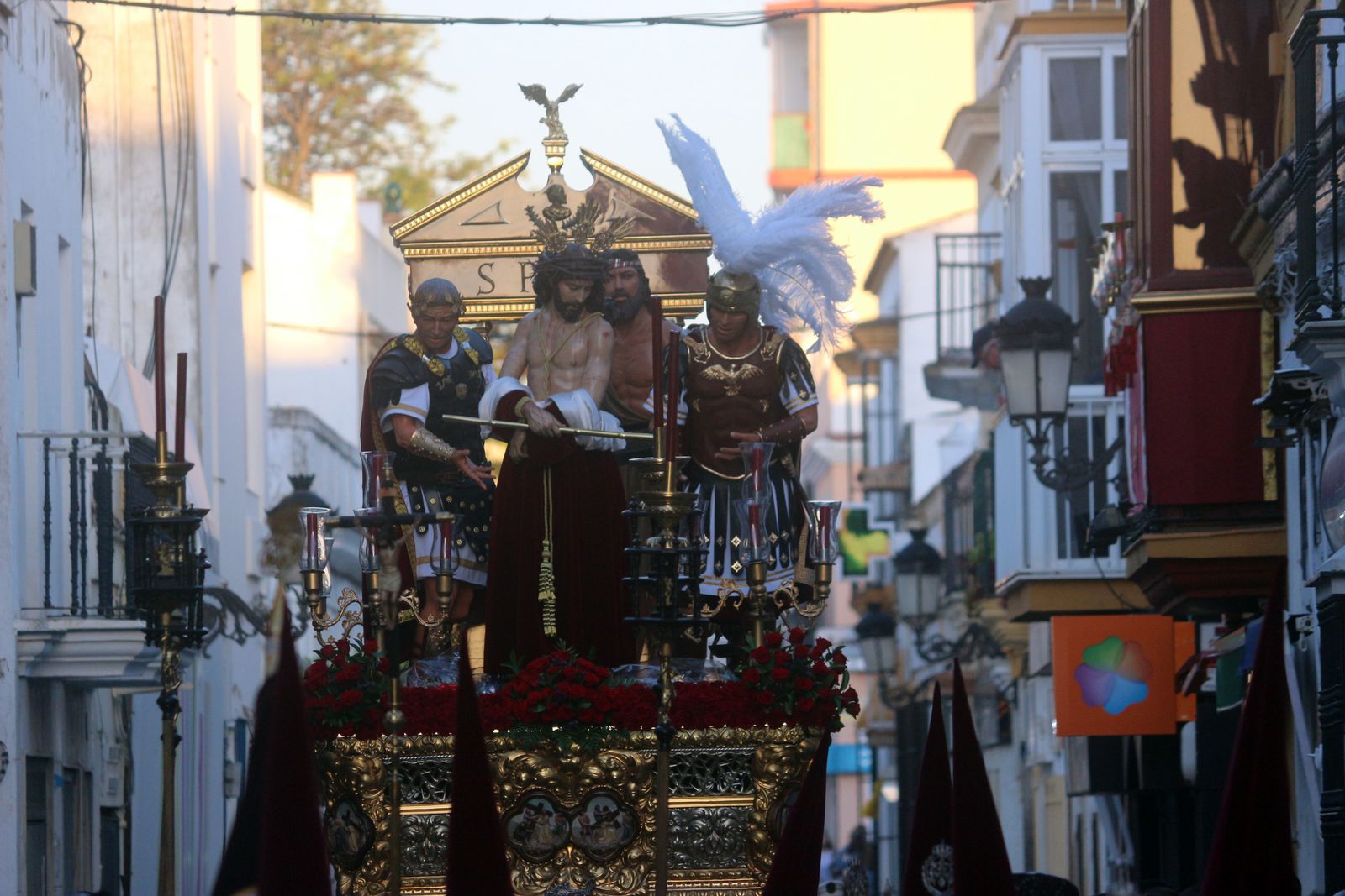Las imágenes del Miercoles Santo en Puerto Real: Vera-Cruz