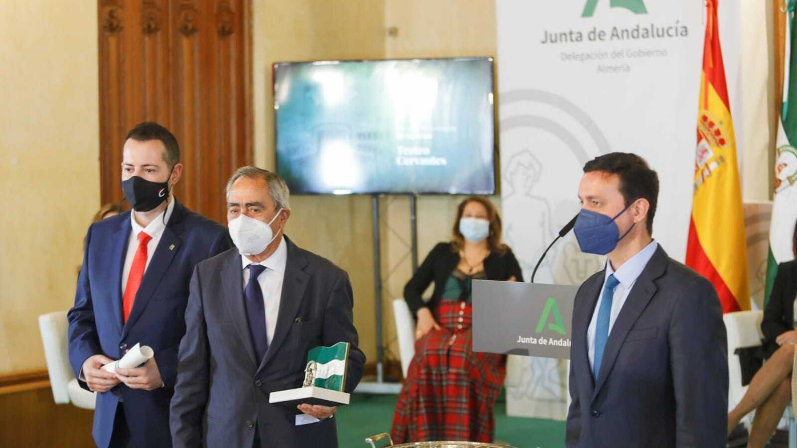 El presidente de Diputación entregó la bandera al Teatro Cervantes.