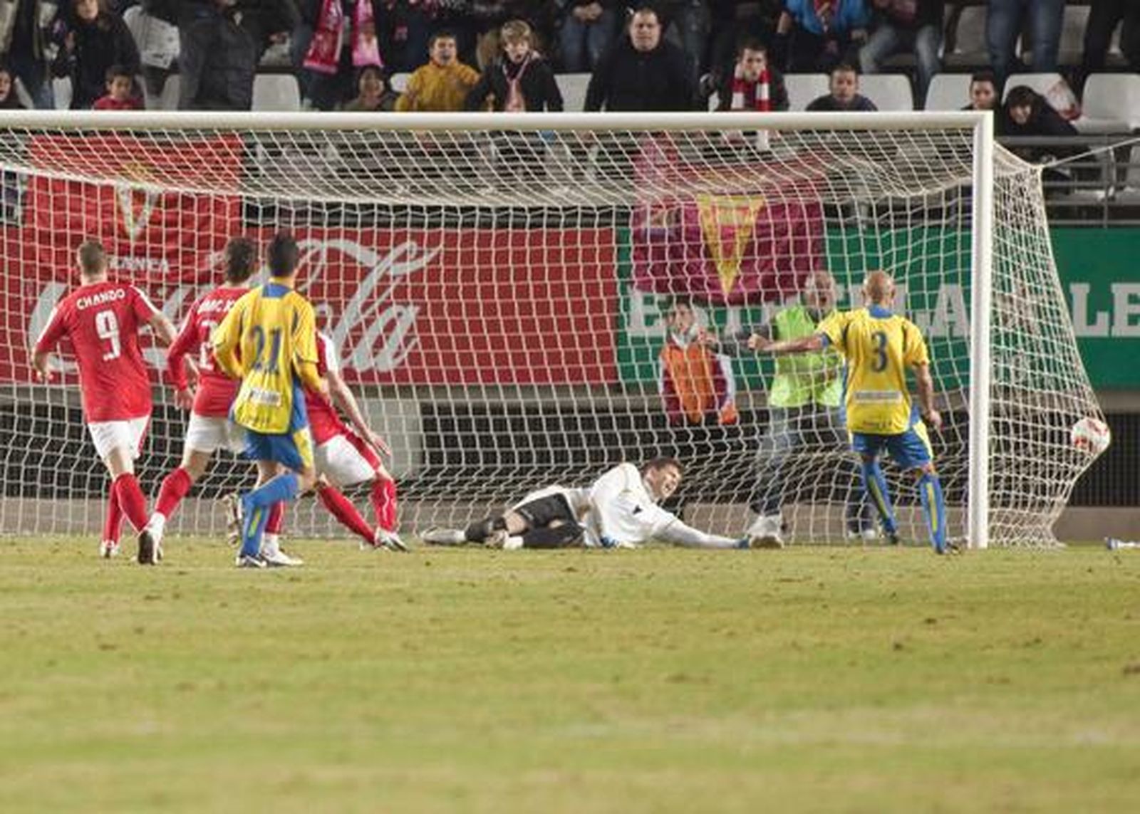 Dani, en el suelo, y Raúl López se lamentan tras el gol de Molinero. 

Foto: LOF
