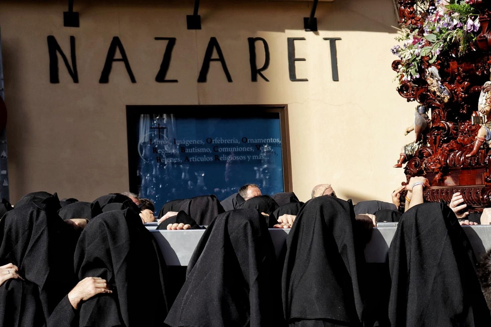 Santa Cruz en el Jueves Santo de Málaga, en imágenes