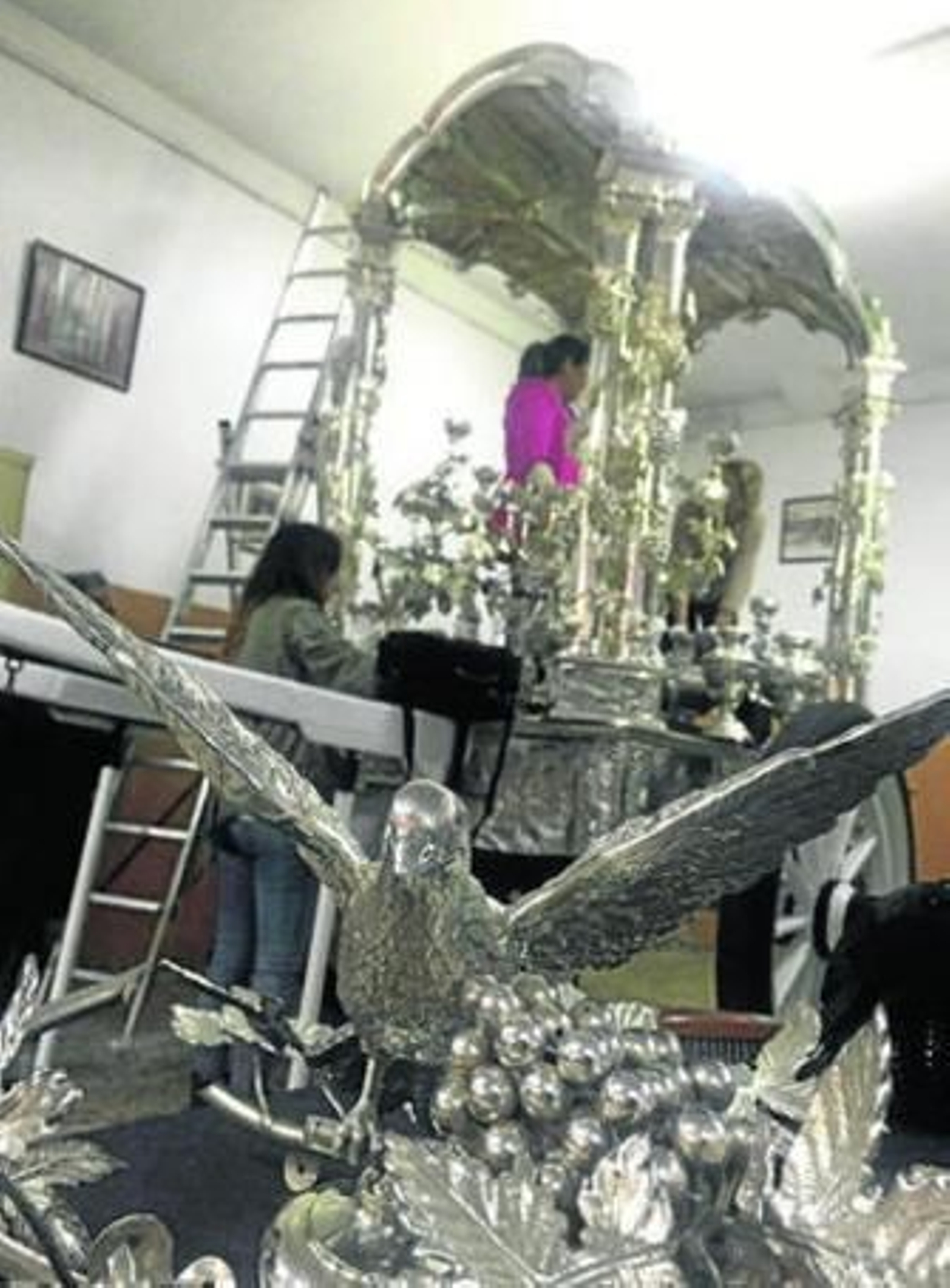 Detalles de la orfebrería de la carreta del Simpecado, ayer, mientras se procedía a su limpieza.