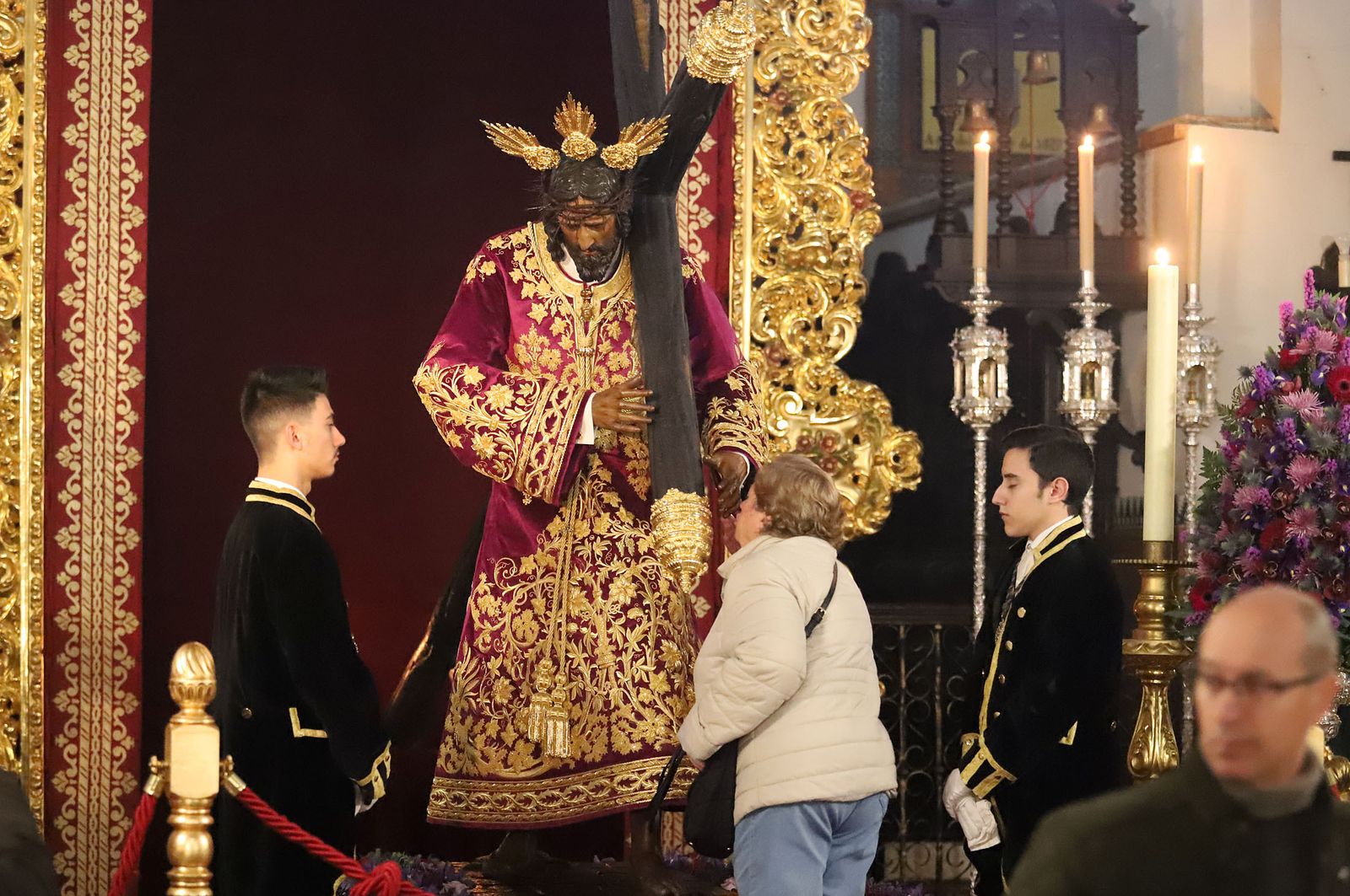 Imágenes de la bendición la la nueva túnica del Señor de Pasión y posterior besamanos