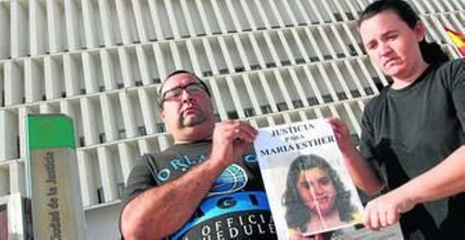 Juan Jiménez y María del Carmen Villegas, padres de María Esther, en la Ciudad de la Justicia de Málaga.