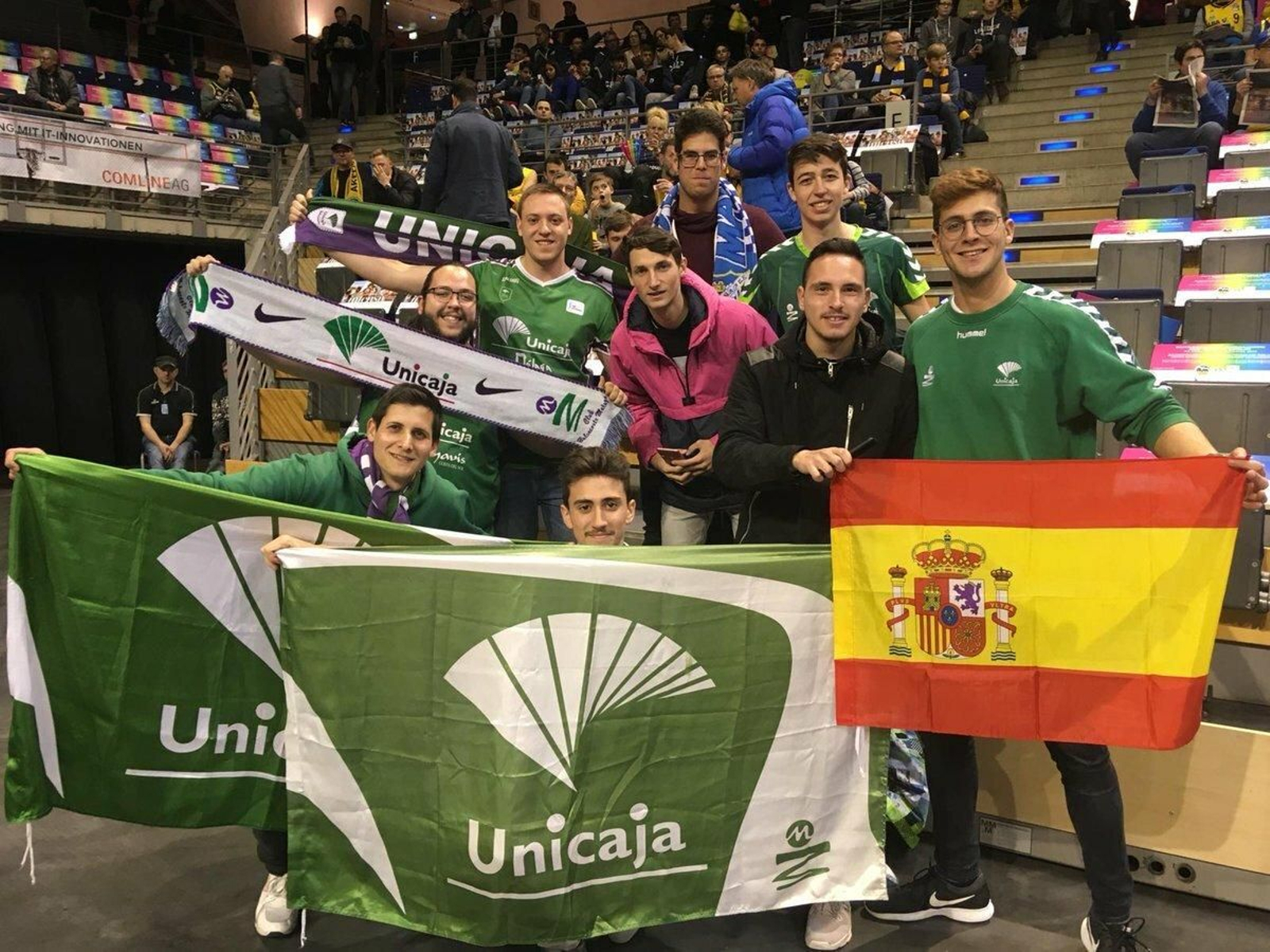 Aficionados del Unicaja en el Max Schmeling Halle.