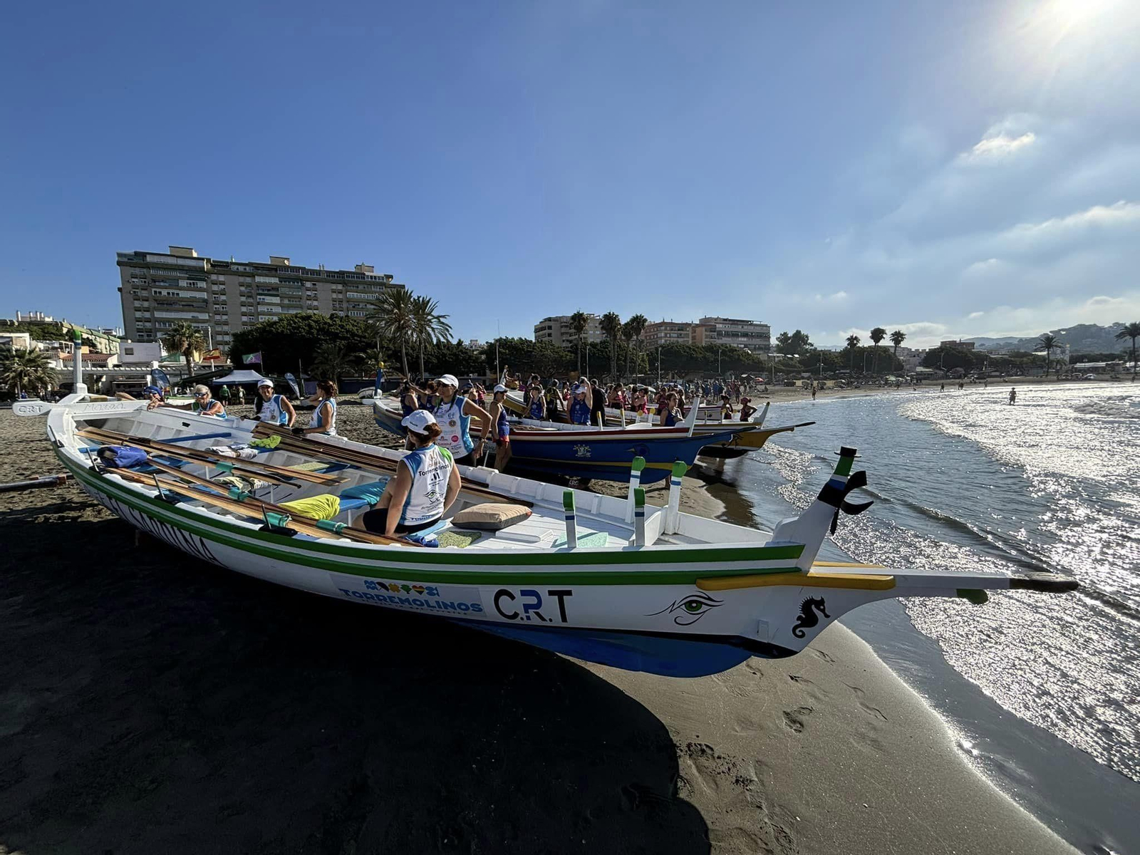 Las jábegas preparadas en la orilla de la playa de El Palo. Las jábegas preparadas en la orilla de la playa de El Palo.