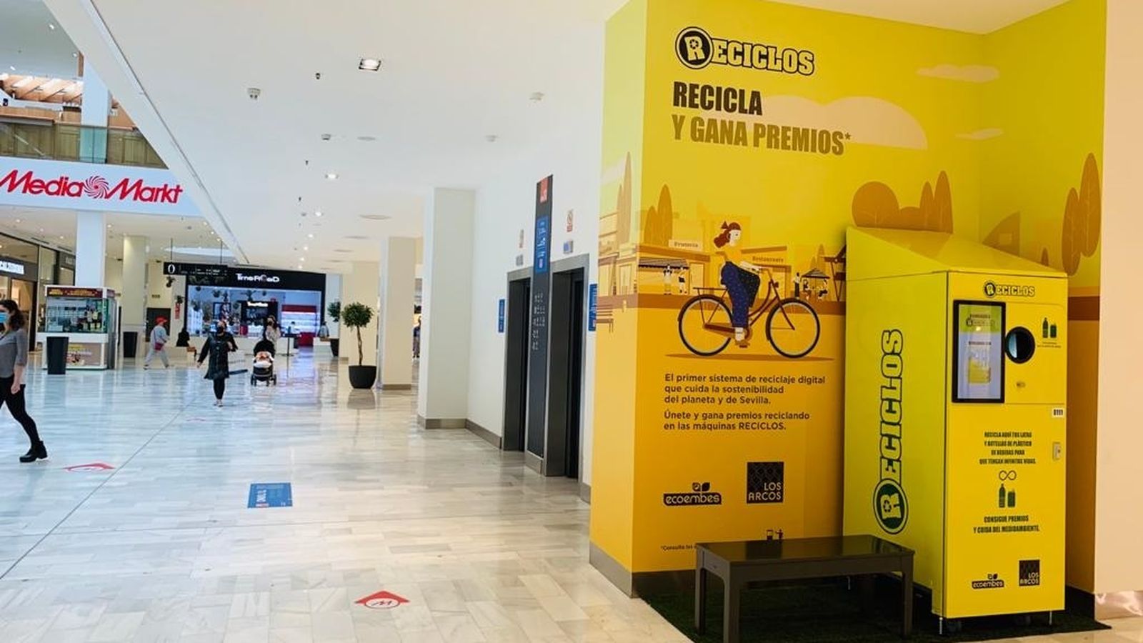 Punto Reciclos en el centro comercial Los Arcos.