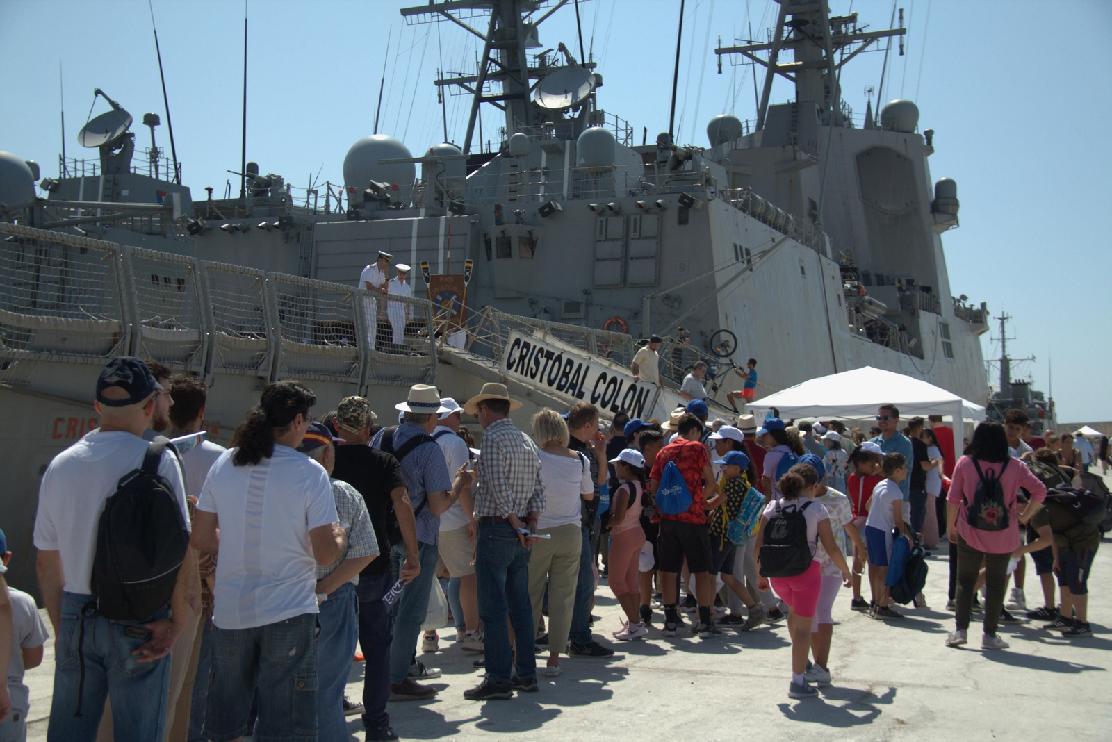 Miles de personas disfrutan de la gran despliegue de fuerza de la  Armada española en Motril