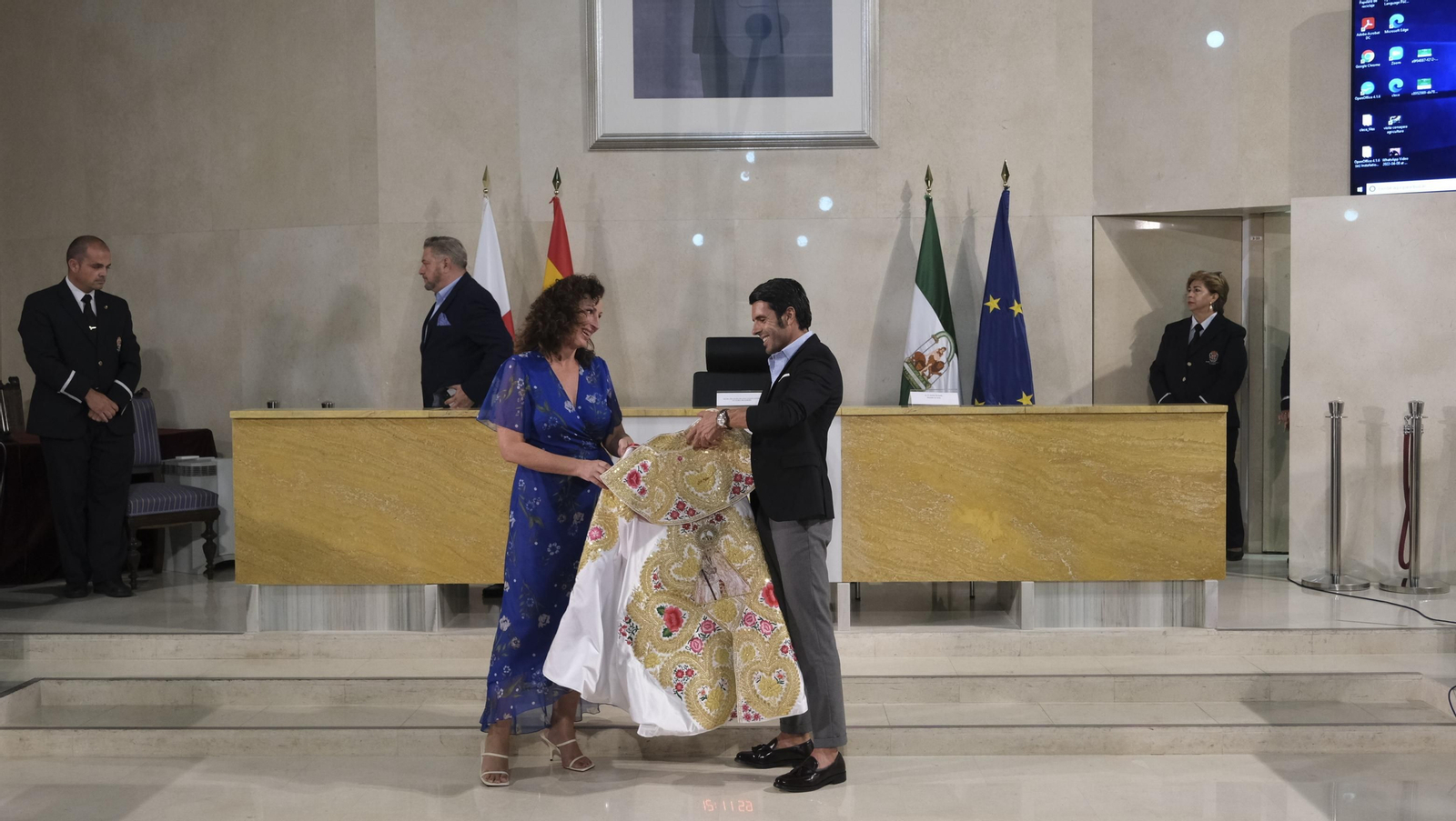 Imágenes de la entrega del capote de paseo de la feria taurina 2021 en honor a la Virgen del Mar, al torero Emilio de Justo
