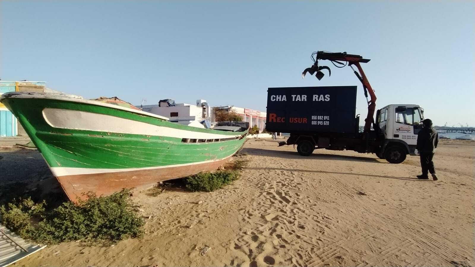 Los afectados por las demoliciones en La Casería retiran sus cosas y hasta empiezan a desmontar por su cuenta. Los afectados por las demoliciones en La Casería retiran sus cosas y hasta empiezan a desmontar por su cuenta.