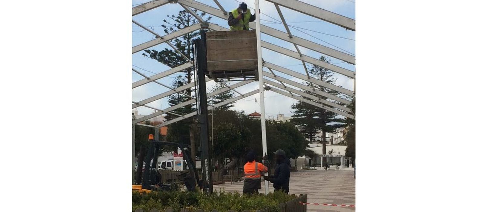 Las labores de montaje sobre una carretilla.