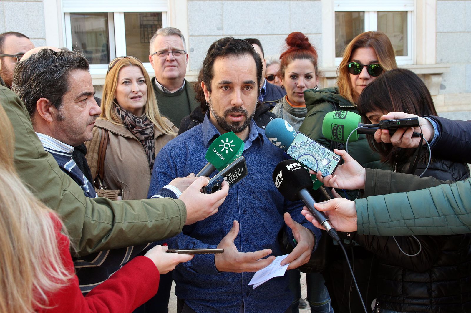 Jesús Amador, atendiendo a los medios.