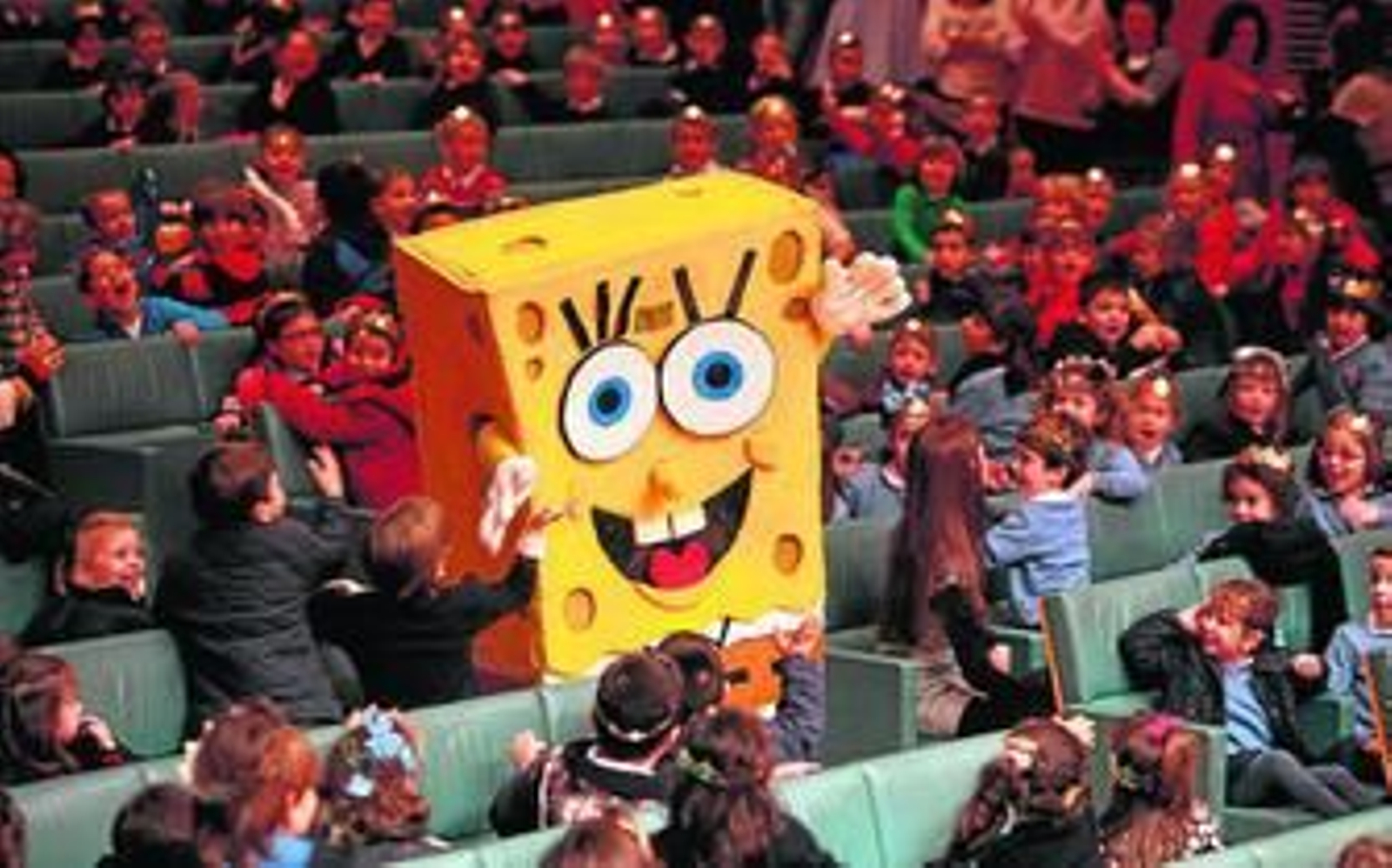 Bob Esponja, un personaje de dibujos animados que hizo las delicias de los pequeños en la Gala de la Ilusión.