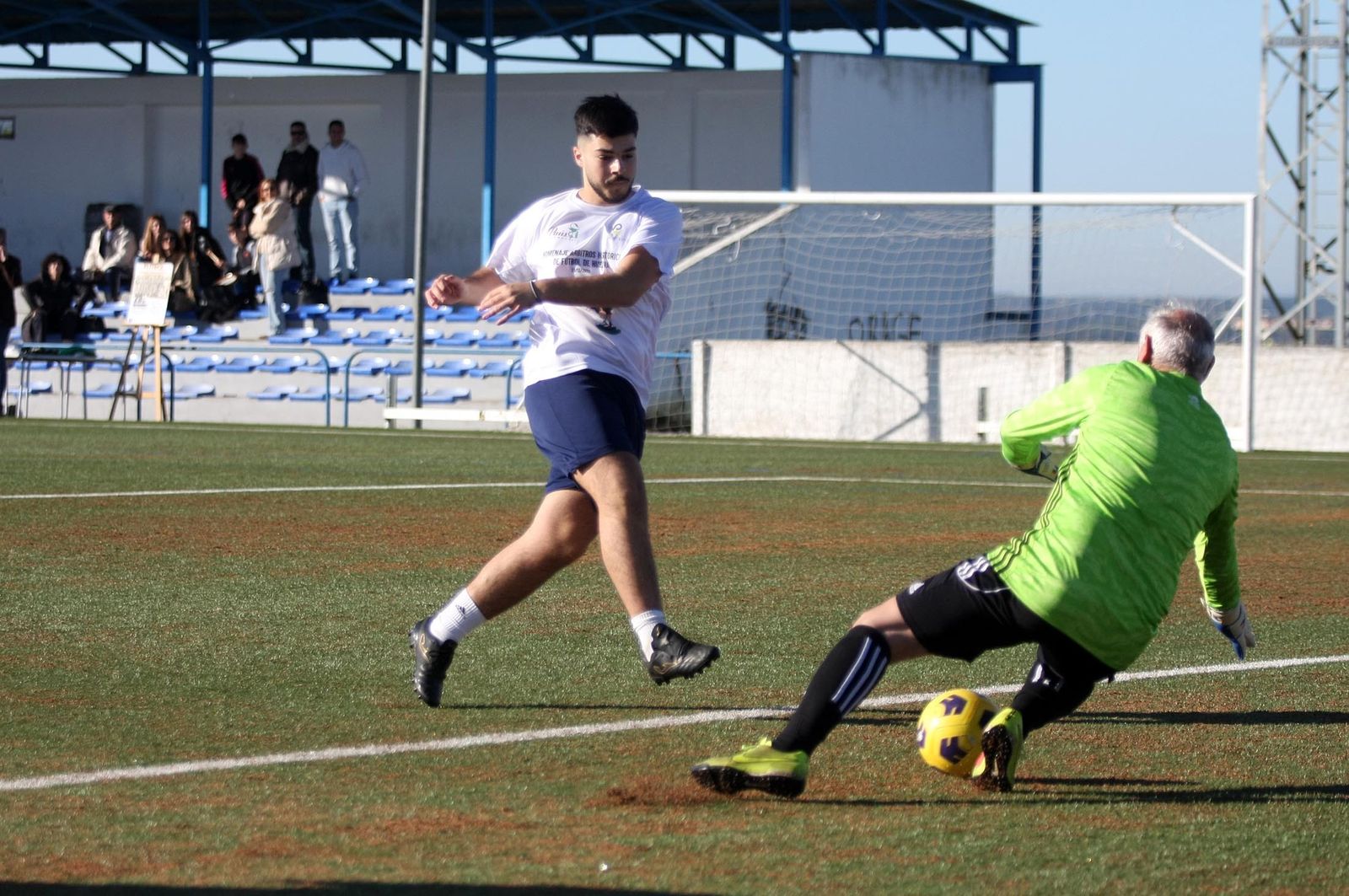 Imágenes del partido homenaje a los árbitros históricos de fútbol de Huelva