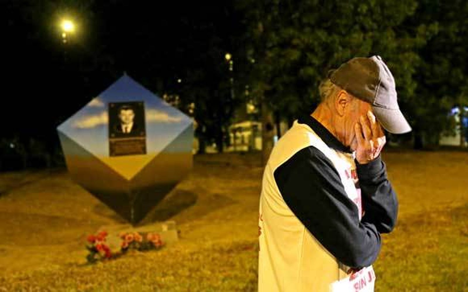 Holgado se emociona, ayer, poco antes de iniciar la marcha, junto a la rotonda de su hijo. /Miguel Ángel González