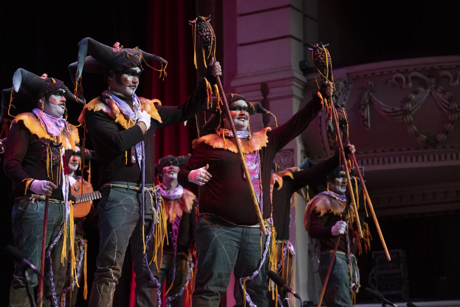 Imágenes de la actuación de la comparsa de La Palma del Condado 'La calle del guante' en el Carnaval Colombino