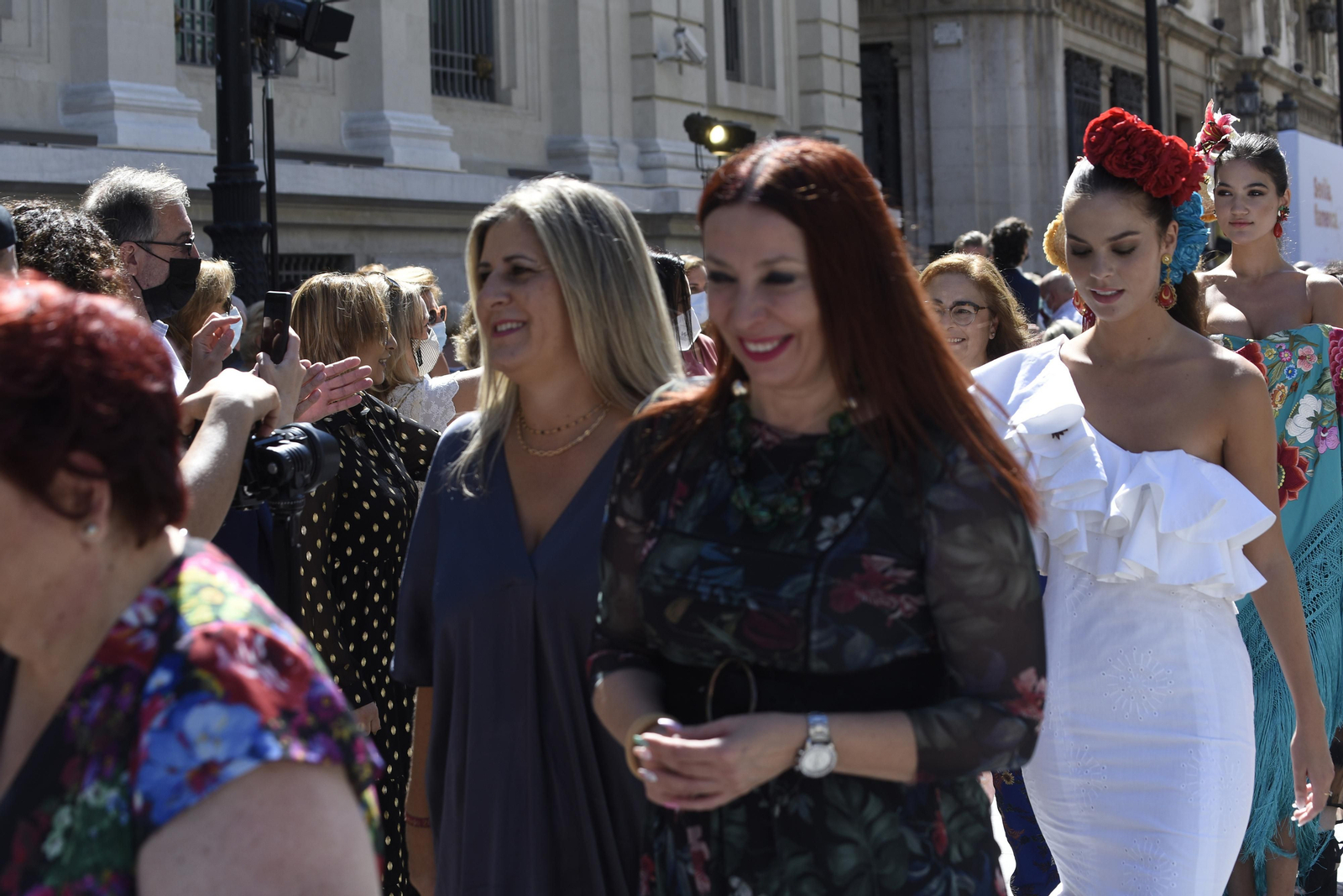 El desfile de moda flamenca de la Avenida de la Constitución, en imágenes