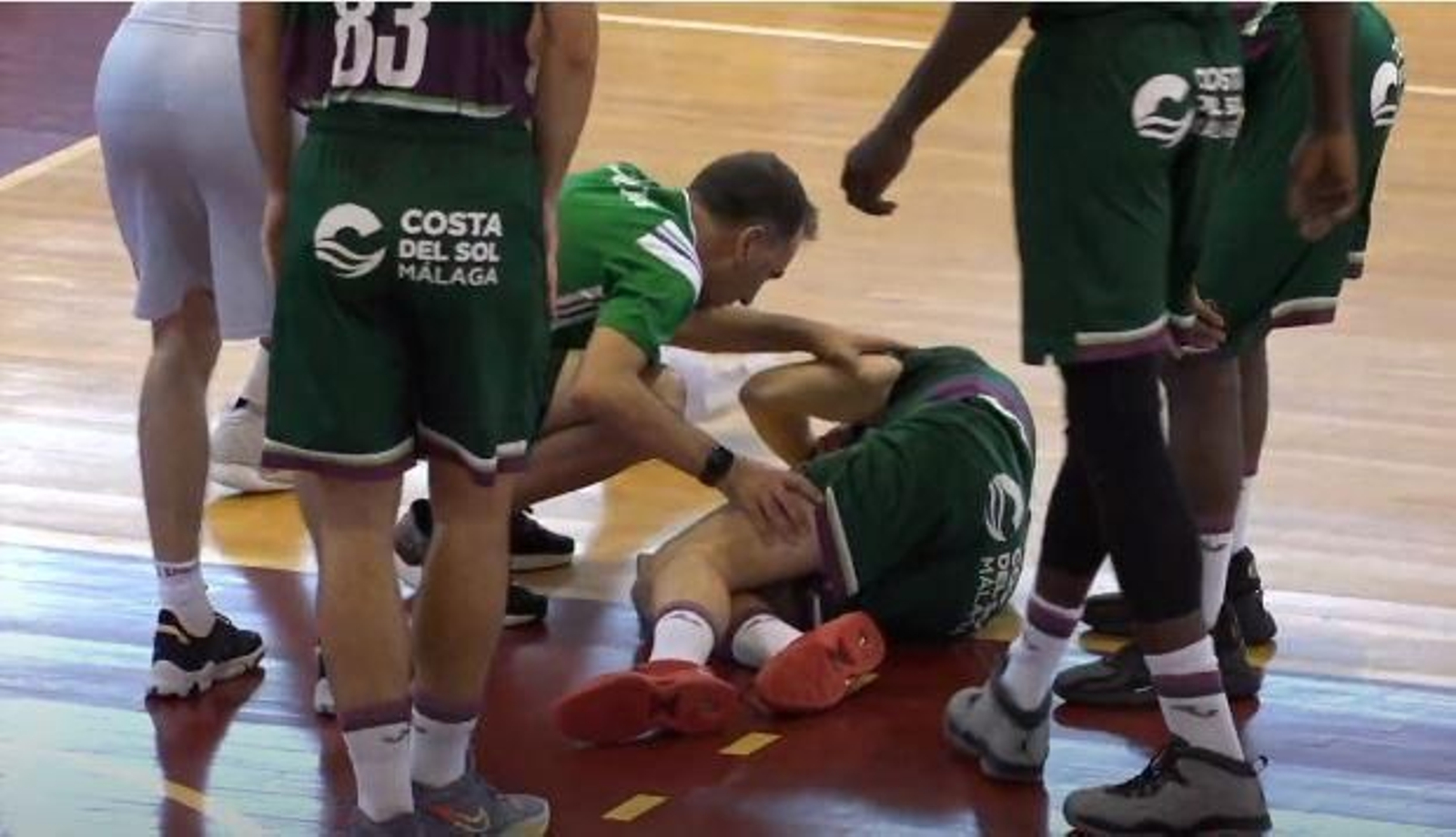 Darío Brizuela se duele en el parqué tras su torcedura de tobillo.