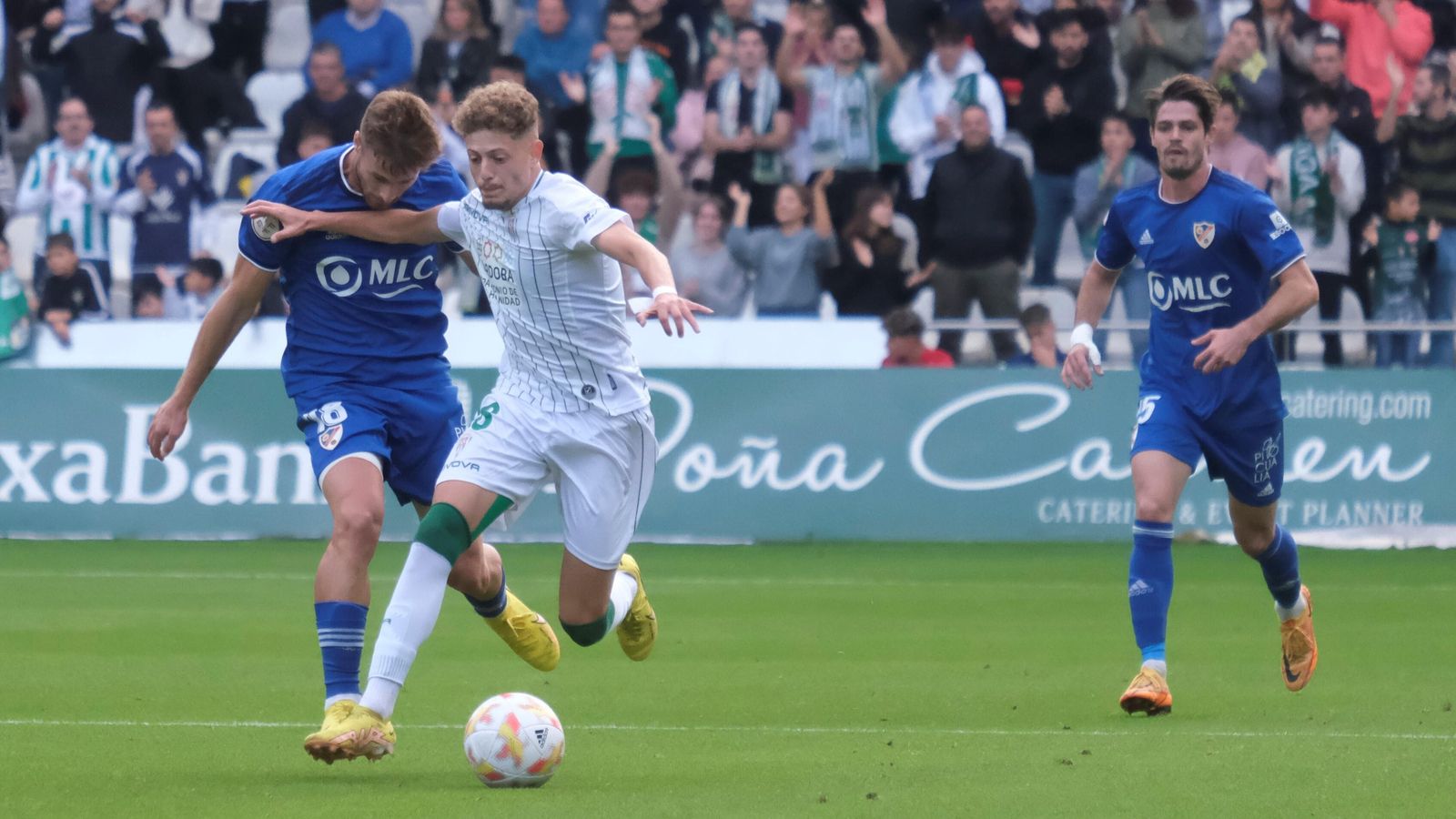 Simo intenta sacarse de encima la presión de Perejón.