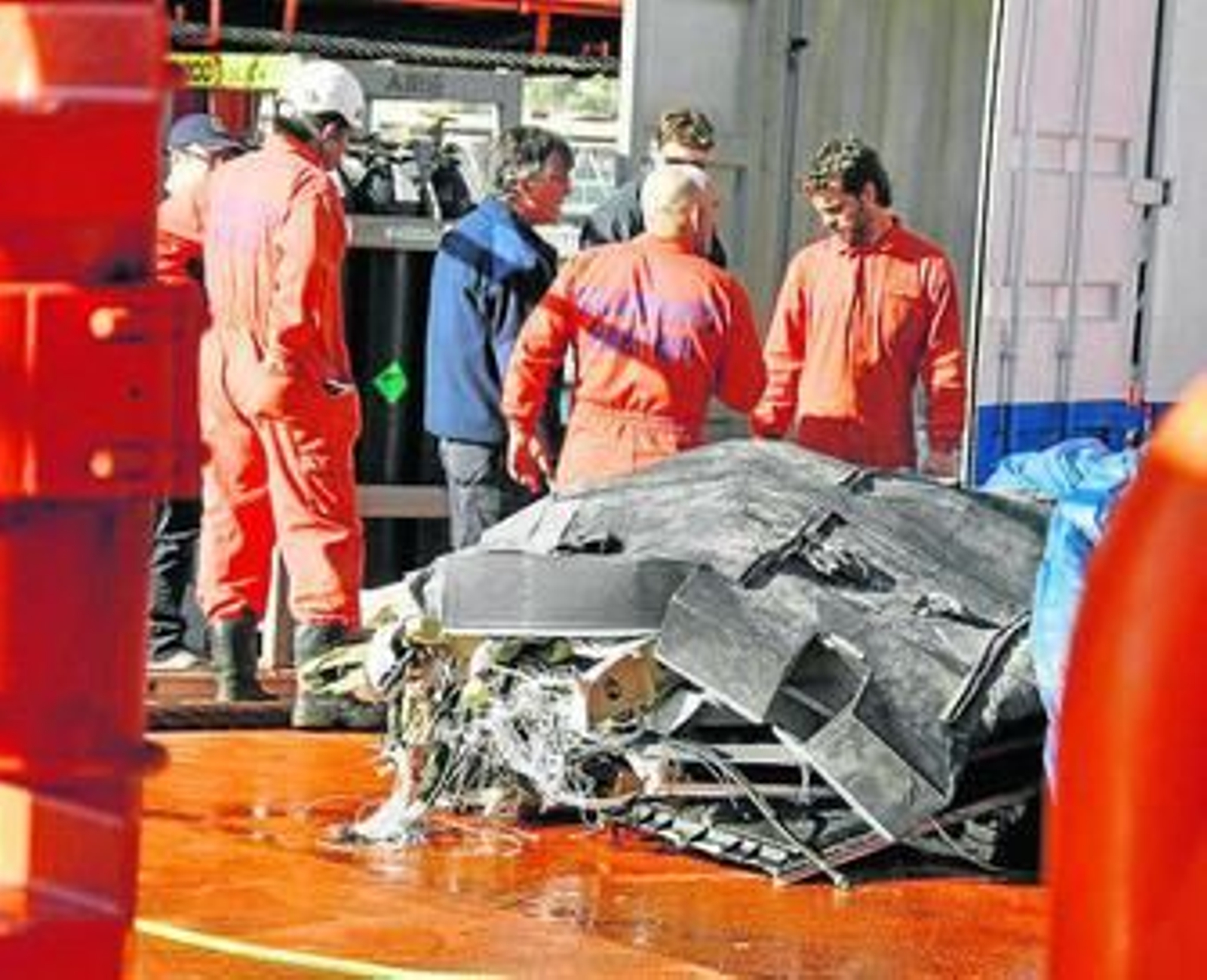 Restos del helicóptero rescatados del fondo del mar.