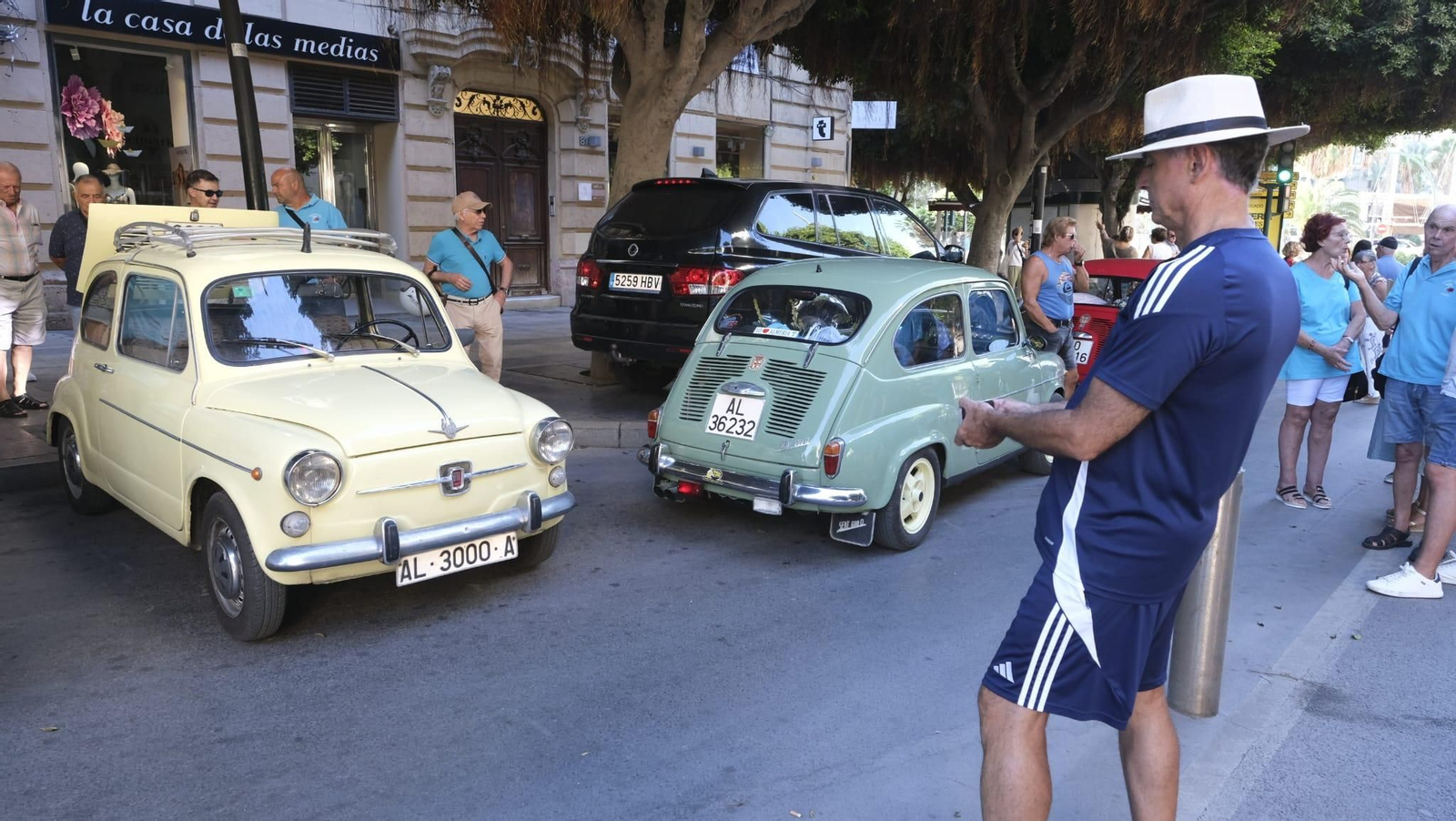 Algunos de los Seat 600 expuestos en el Paseo este sábado.
