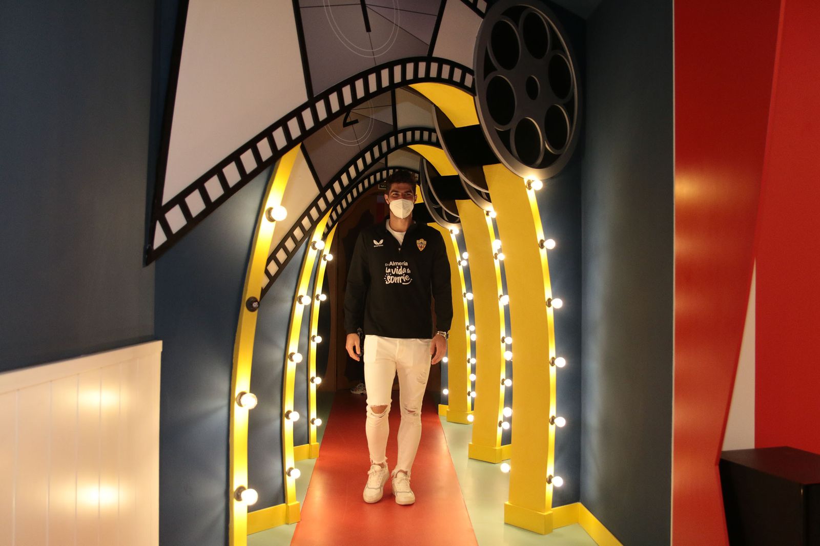 Los Reyes Magos de la UD Almería entregan sus regalos a los niños hospitalizados de Torrecárdenas