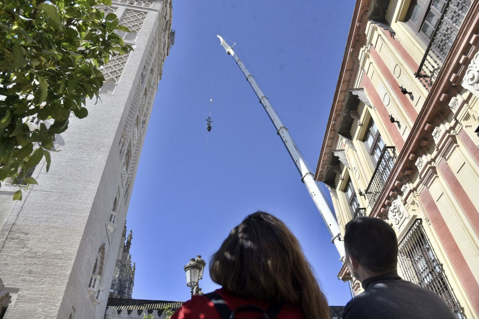 La retirada de las jarras de las azucenas de la Giralda, en imágenes