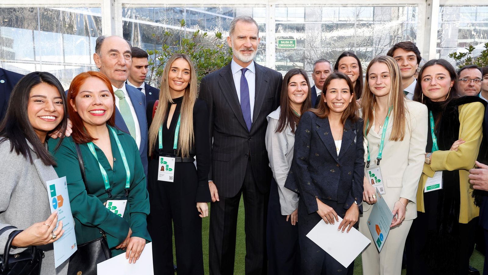 El Rey, con algunos de los becados