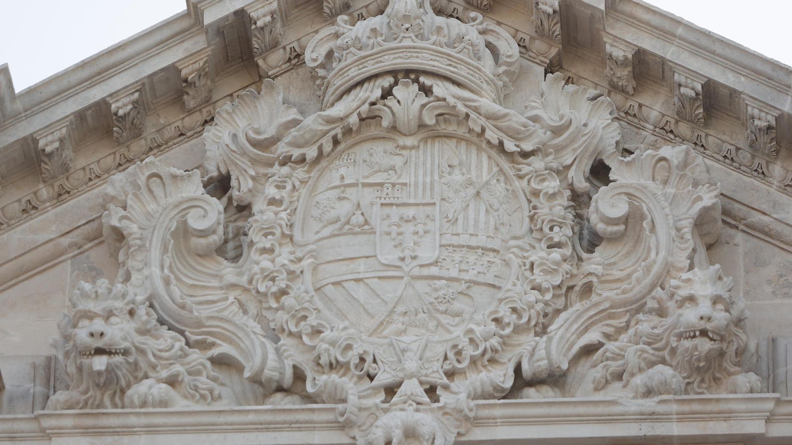 Detalle del escudo central de la fachada principal del Rectorado.