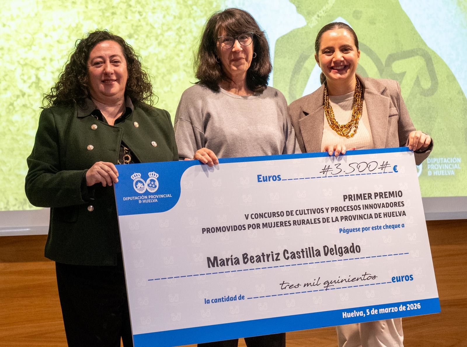 María Beatriz Castilla Delgado recibe el primer premio.