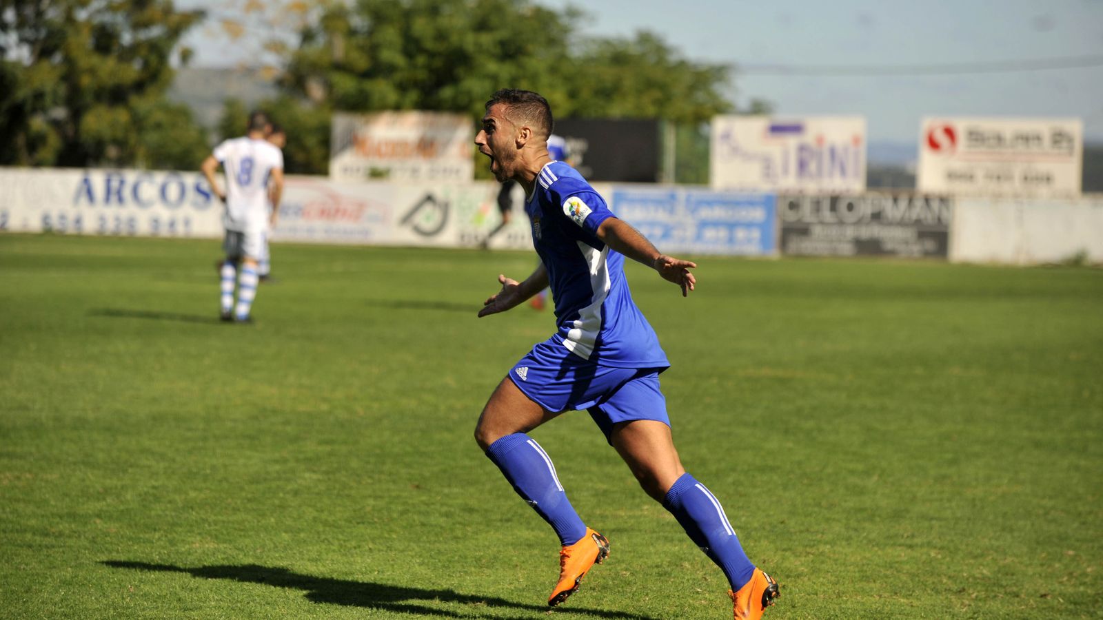 Ezequiel celebra el golazo que hizo desde el centro del campo.