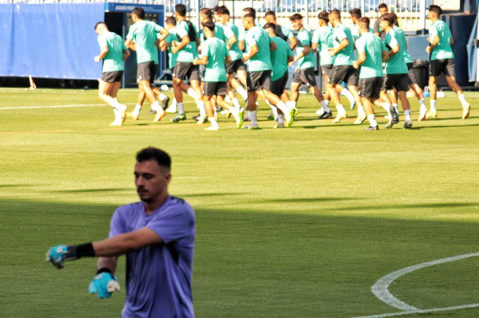 La sesión del Málaga CF antes de partir hacia Castellón, en imágenes