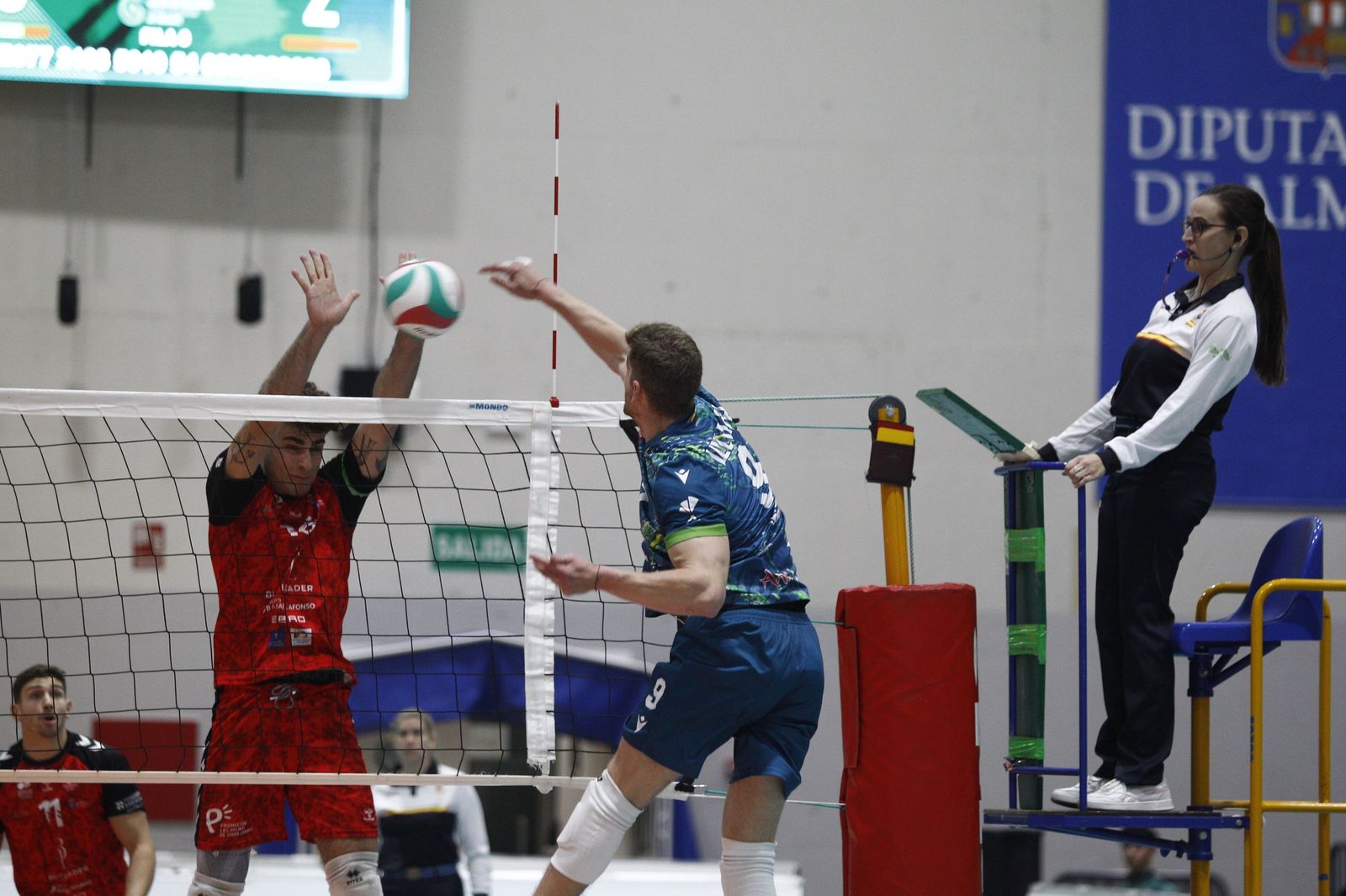 Pepe Villalba ejecuta un remate durante el encuentro de la pasada jornada disputado en el Moisés Ruiz.