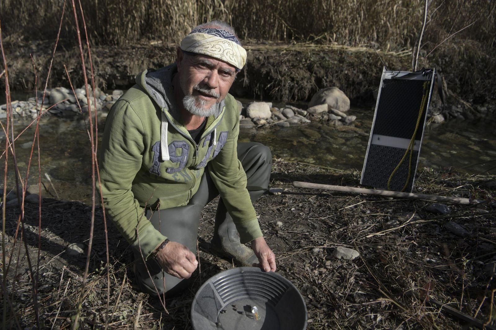 Así es el trabajo de Fernando Díaz, el buscador del 'oro olvidado' del río Genil