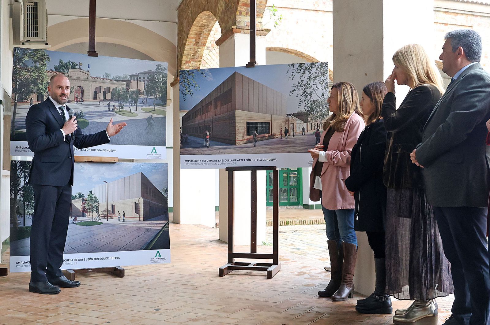Fotografías de la colocación de la primera piedra de las obras de ampliación y reforma de la Escuela de Arte y Superior de Diseño León Ortega de Huelva