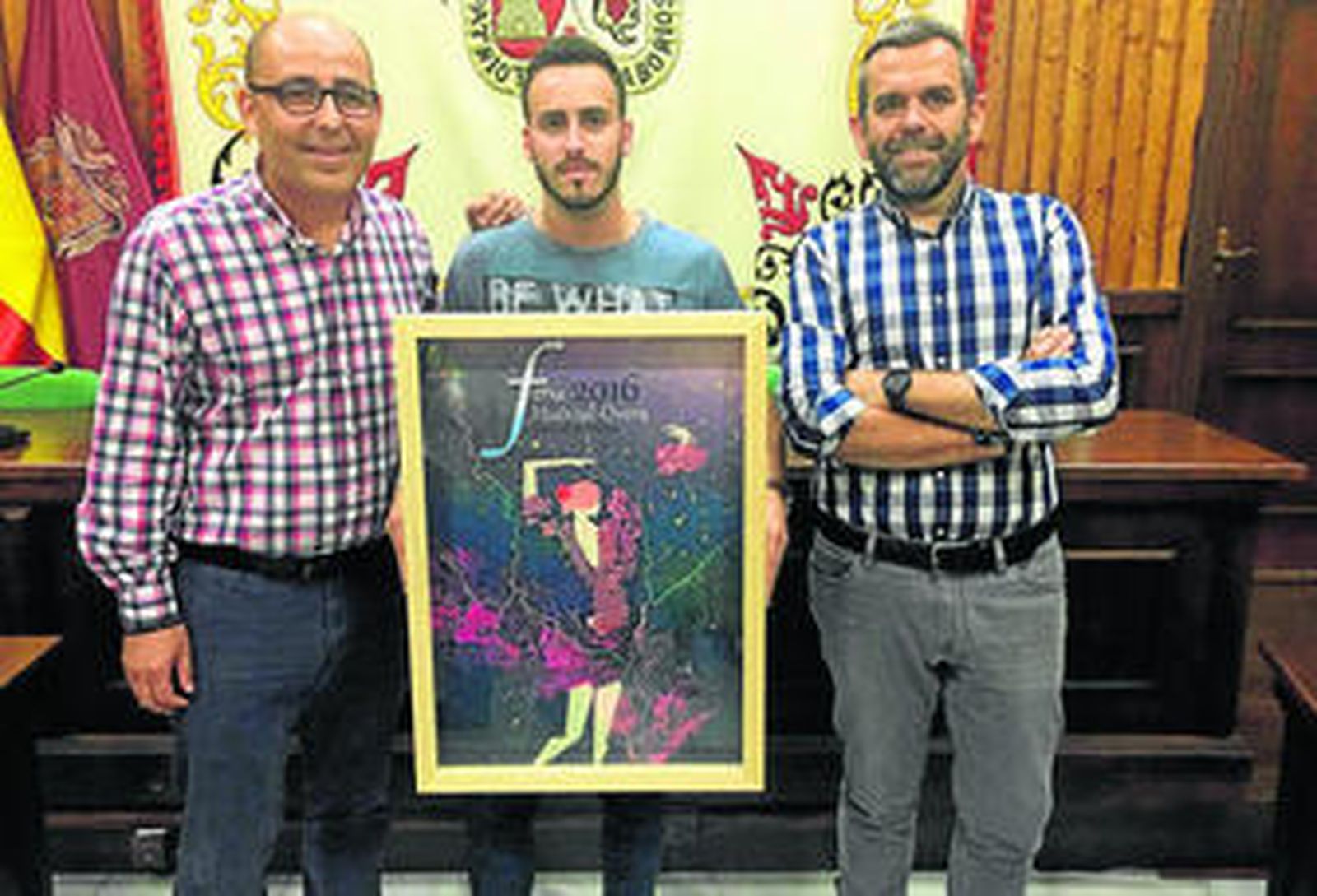 El alcalde Domingo Fernández, Adrián Morata con el cartel y el concejal de Cultura, Antonio Lázaro.