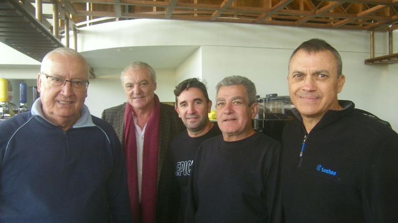 Los cuatro antiguos camareros de La Vega que continuarán en el nuevo local.