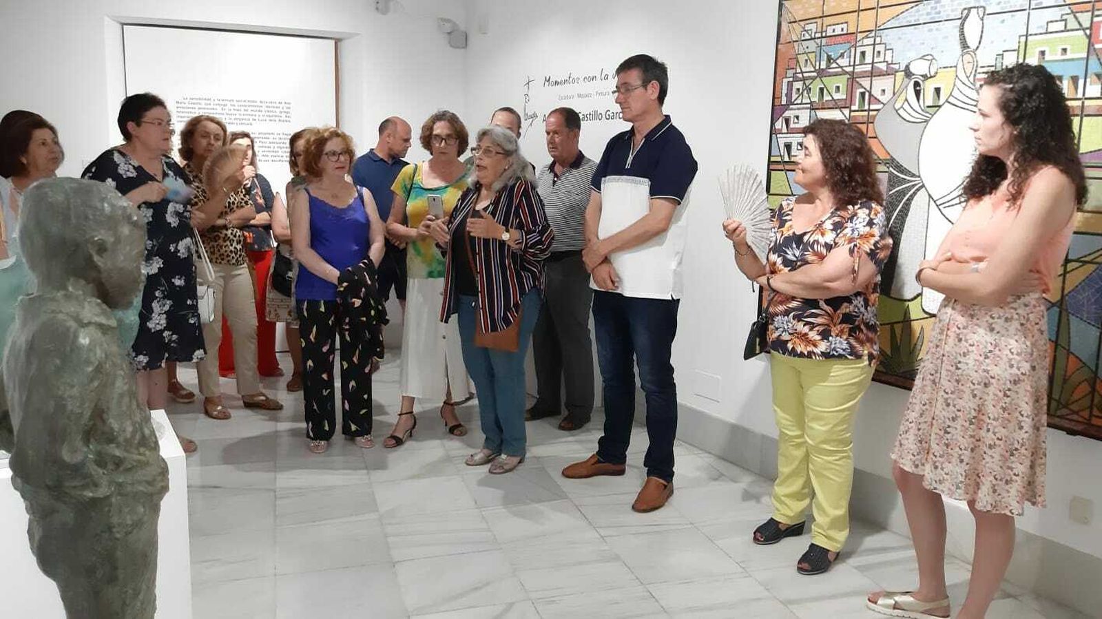 Asistentes a la inauguración de la exposición.