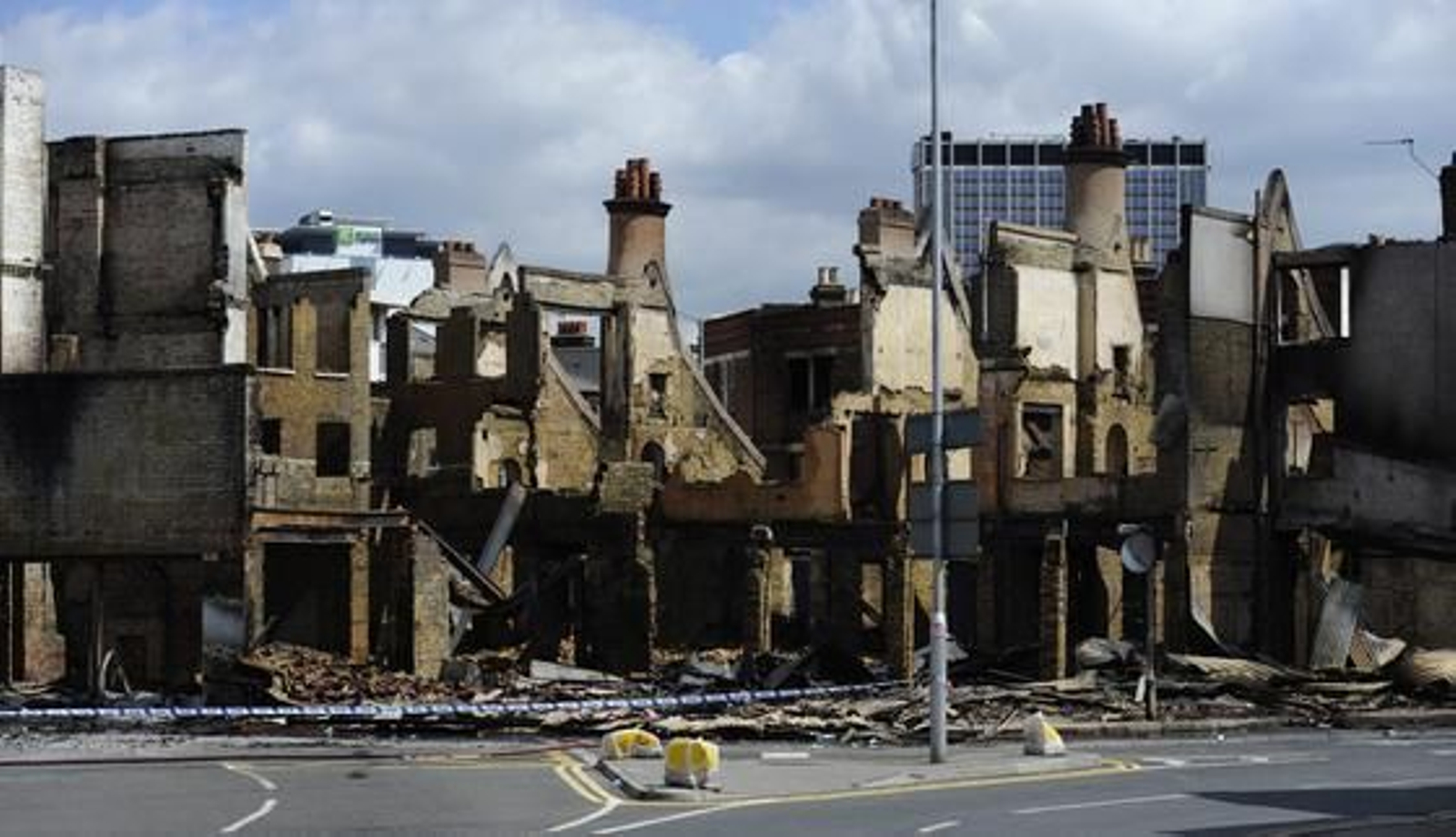 Los disturbios se propagan por diversos barrios de Londres y otras ciudades como Manchester, Birmingham y Liverpool.

Foto: Efe