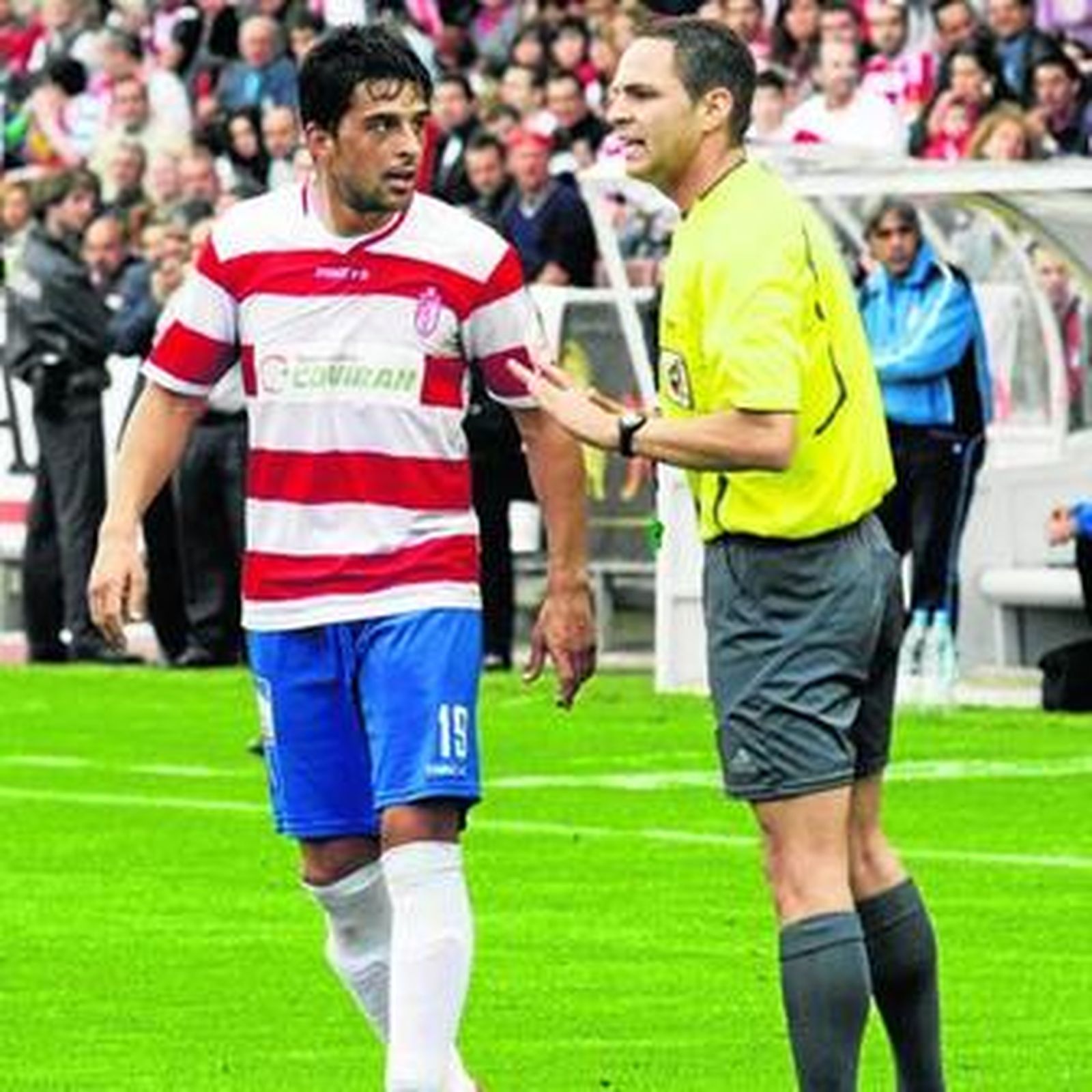 Tariq presta atención a lo que dice el colegiado durante un momento del partido.